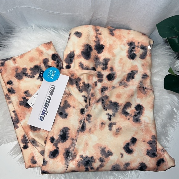 Marika Carson Side Pocket Mid Calf Cheetah Capri Leggings - Picture 2 of 4